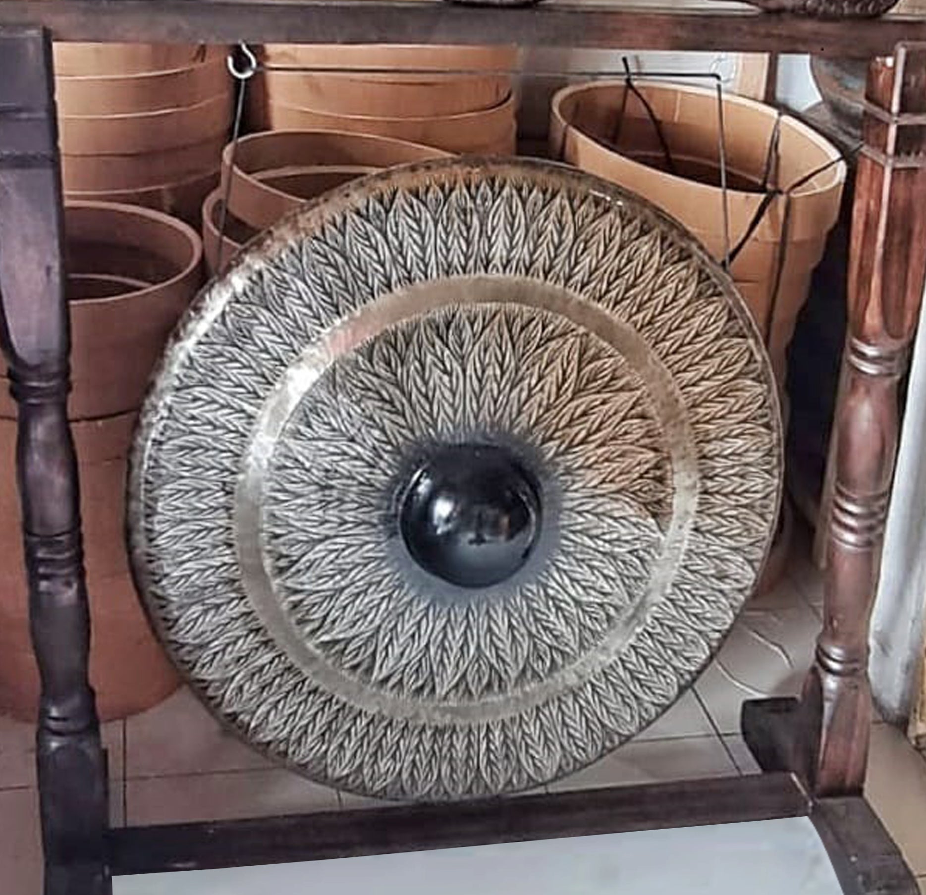 Large Gong in Brown Antique Stand - 80cm - Black - pattern